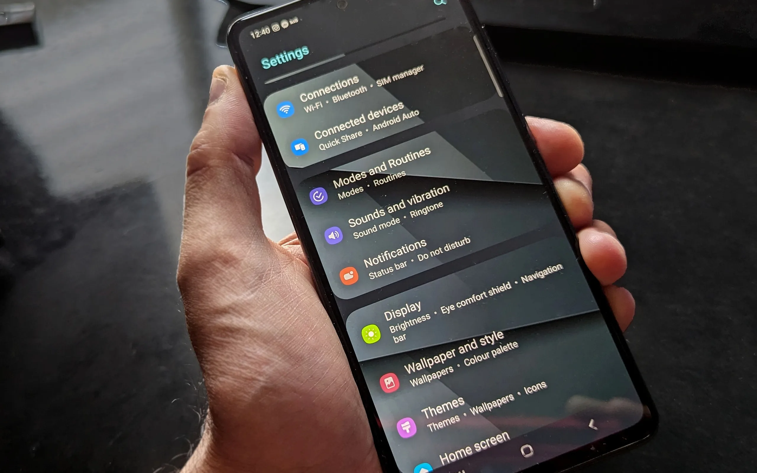 Smartphone Android ouvert sur ses réglages